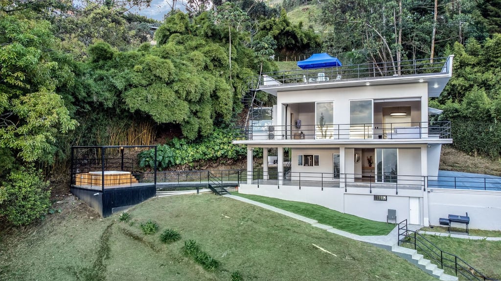 Furnished 5-Bedroom Mansion with Jacuzzi for Sale in Medellín – Las Palmas