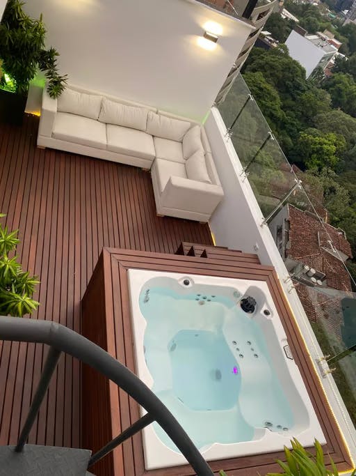 Fully Renovated 2-Bed Penthouse with Private Jacuzzi Terrace – Sale in Medellín (Provenza)