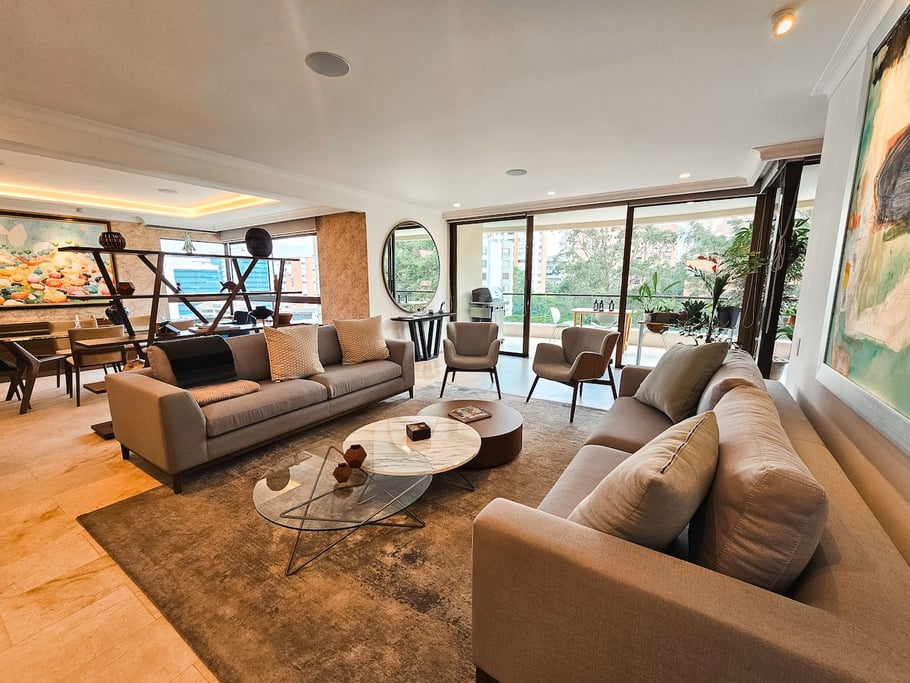 Elegant 5-Bedroom Luxury Apartment with Balcony Garden – Sale in Medellín (El Poblado