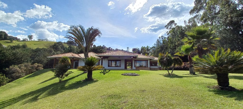 1-Hectare Estate with Jacuzzi & Terraces for Sale in Llanogrande, Antioquia