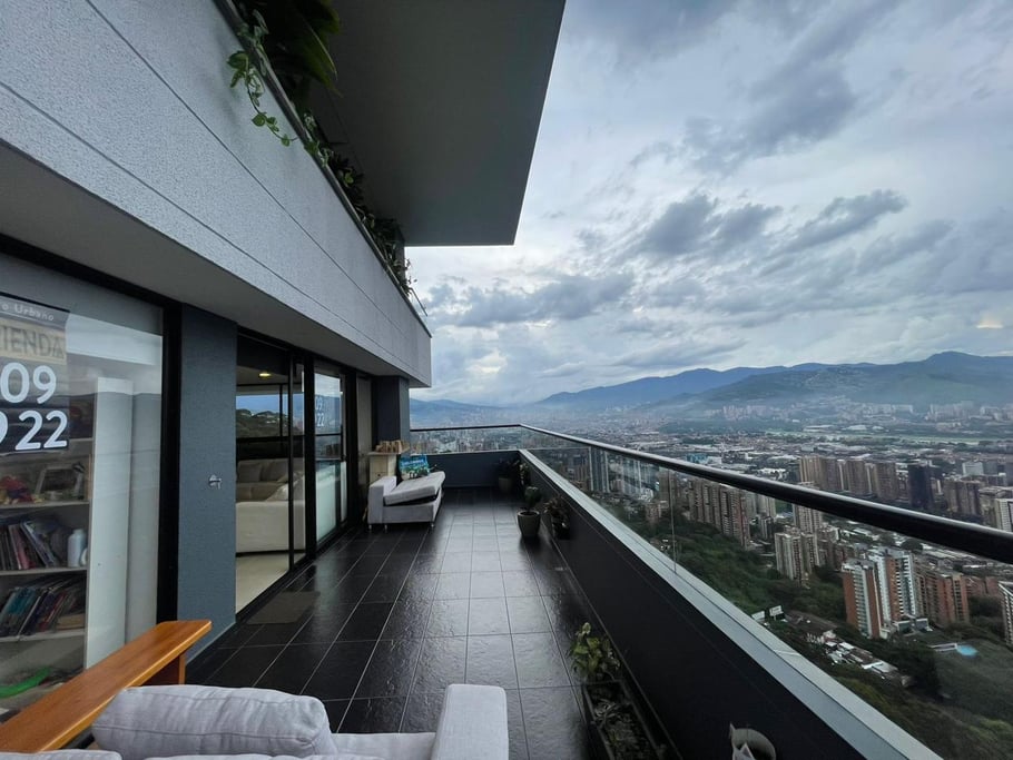 Modern 3-Bedroom Apartment with City Views in Buenos Aires, El Poblado