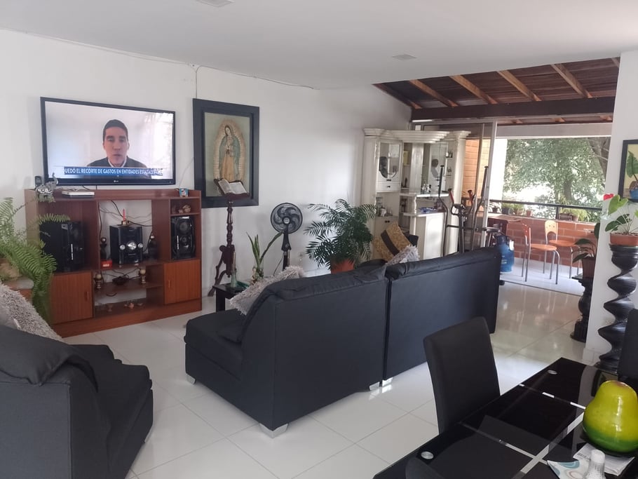 Charming 2-Bedroom Apartment with Renovation Potential in La América