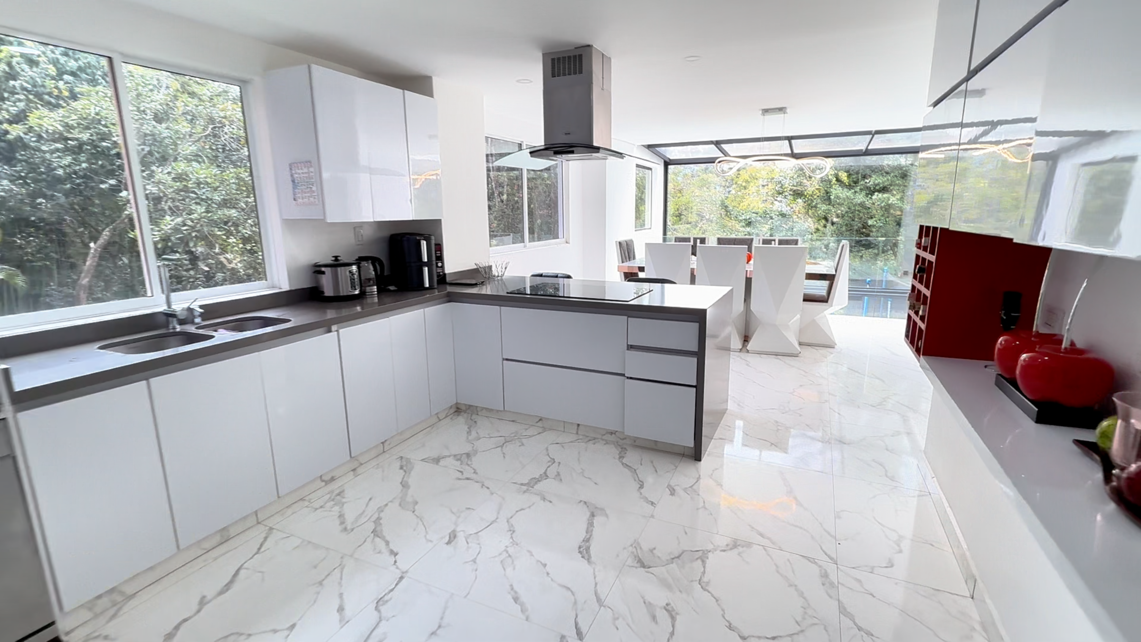 Fully Renovated 3-Level House with Garden – Envigado (500 m²)  Property Details: