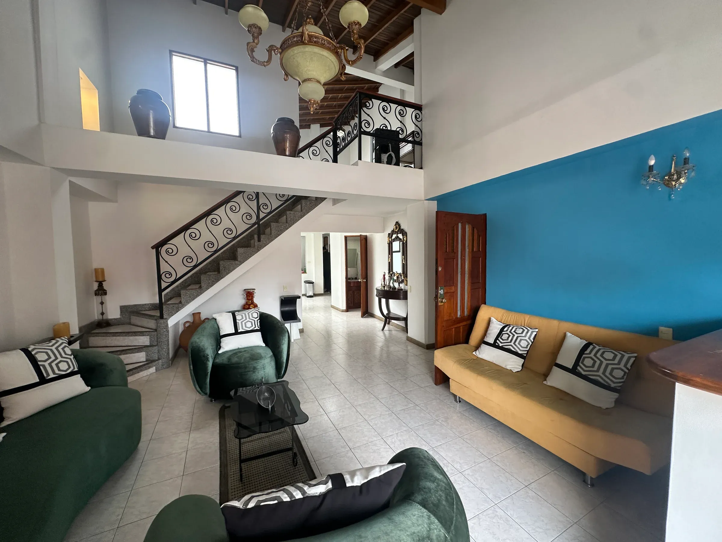 4-Bedroom Apartment with Balcony – Laureles