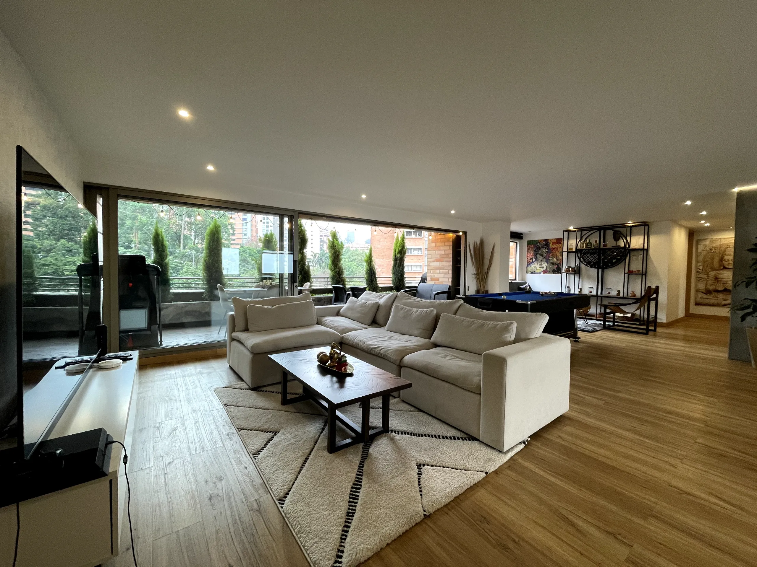 Spacious 4 Bedroom Apartment with Amenities – El Tesoro, El Poblado