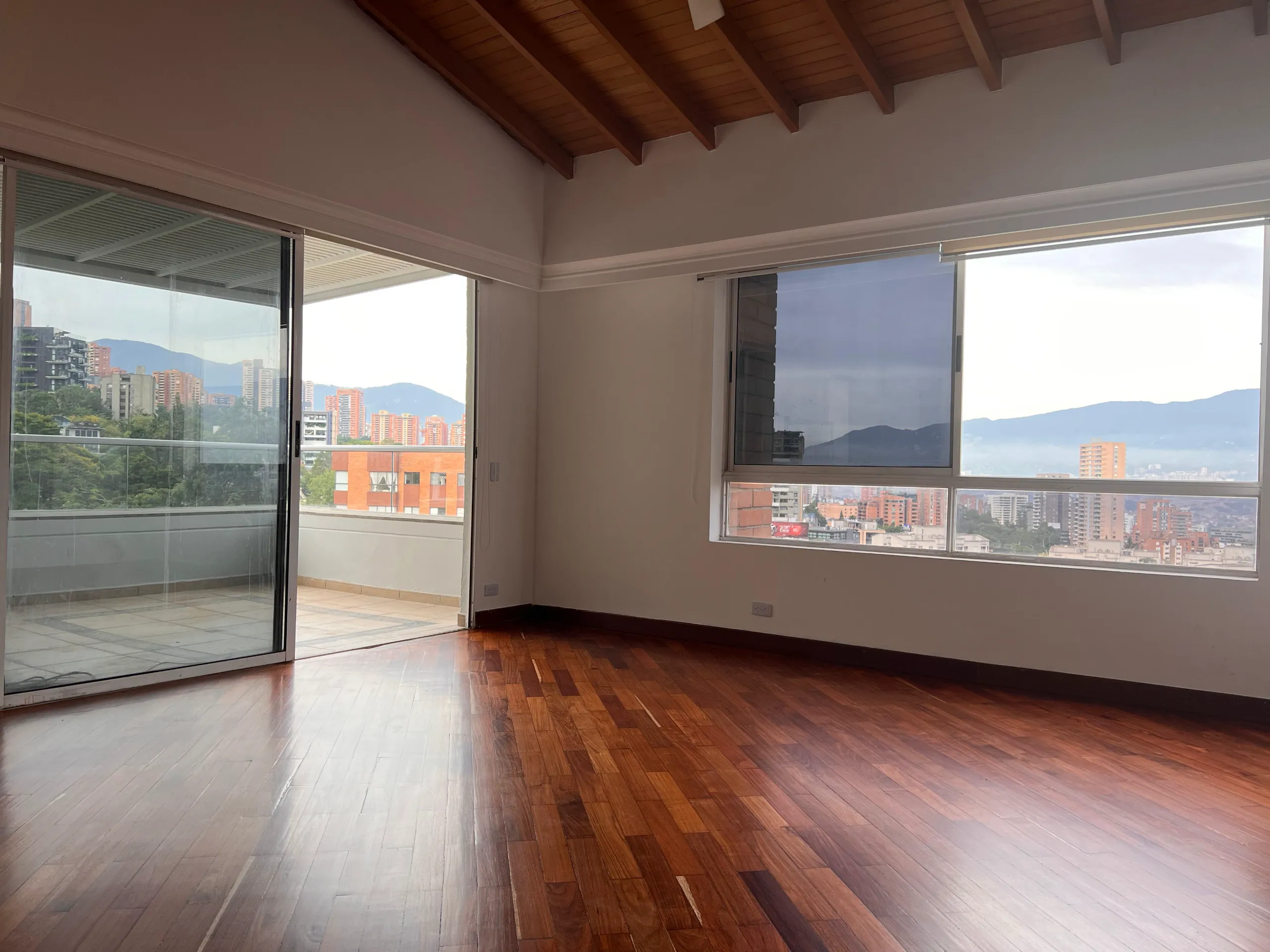 4 Bedroom Duplex Penthouse – El Tesoro, El Poblado