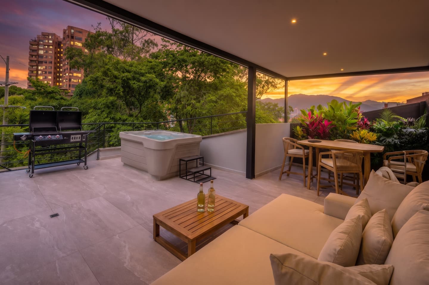 Newly Remodeled 5 Bedroom Penthouse with Rooftop Terrace – Provenza, El Poblado